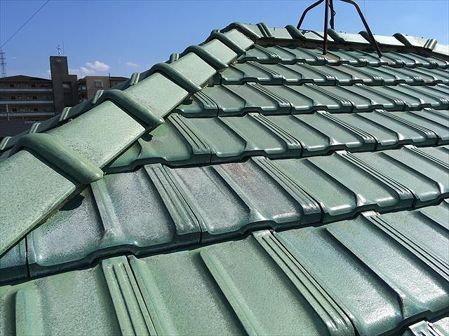 岐阜市で台風で瓦がズレた屋根の補修、火災保険の対応をしました。ネジにも緩みがあった